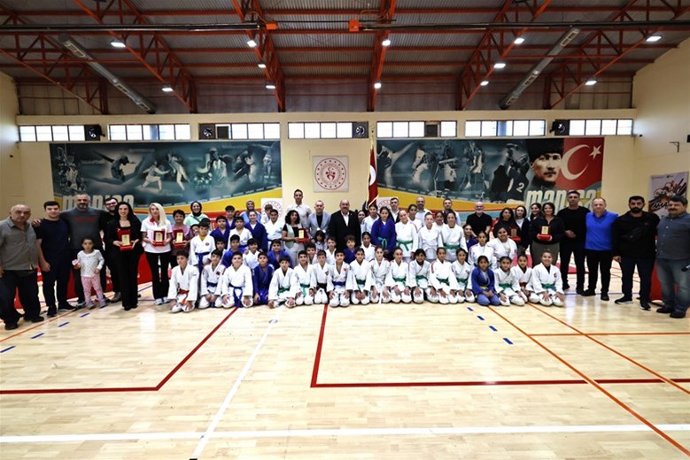 MANİSA’DA “SPORUN ENLERİ” ÖDÜLLENDİRİLDİ