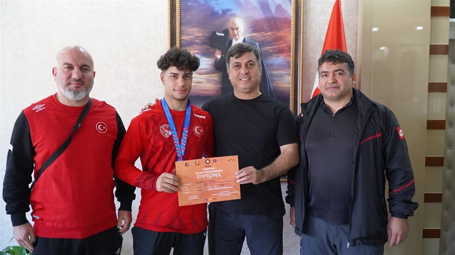 İL MÜDÜRÜ YUNUS ÖZTÜRK’TEN MİLLİ GÜREŞÇİYE TEBRİK