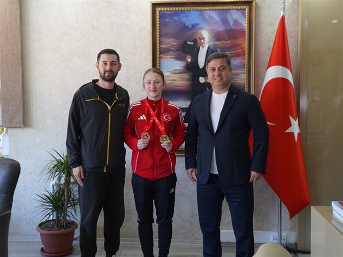 İL MÜDÜRÜ ÖZTÜRK’TEN AVRUPA ŞAMPİYONU NURBADE BÜBER’E ÖDÜL