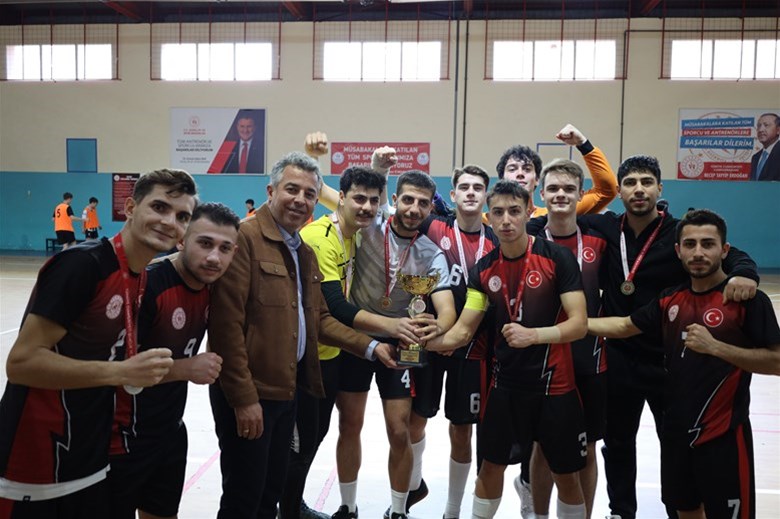 YURT LİG VOLEYBOL VE FUTSAL ERKEKLER MÜSABAKALARI MANİSA’DA TAMAMLANDI