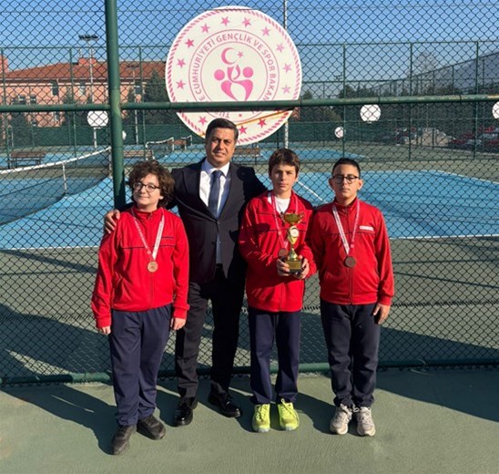 GENÇ SPORCULAR TENİS İL BİRİNCİLİĞİ İÇİN TER DÖKTÜ