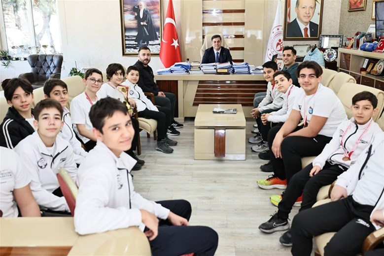 İL MÜDÜRÜ YUNUS ÖZTÜRK, SU TOPU SPORCULARINI TEBRİK ETTİ