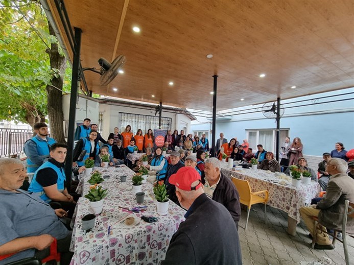 MANİSA’DA GENÇLER VE YAŞLILAR ARASINDA SEVGİ FİLİZLENDİ