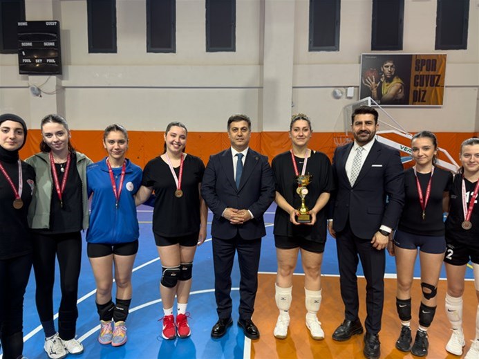 MANİSA’NIN 17 İLÇESİNDE 8 MART’A ÖZEL “EVİNİN SULTANLARI” VOLEYBOL COŞKUSU