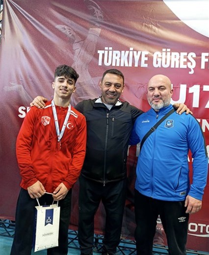 U-17 GÜREŞ TÜRKİYE ŞAMPİYONASI’NDA MANİSALI SPORCULARDAN DERECE
