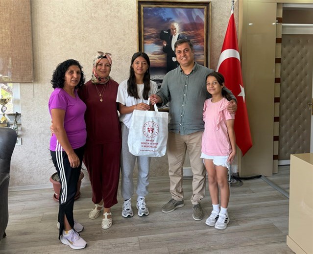 İL MÜDÜRÜ ÖZTÜRK, ATLETİZMDE 9 MADALYA KAZANAN BELİNAY’I ÖDÜLLENDİRDİ